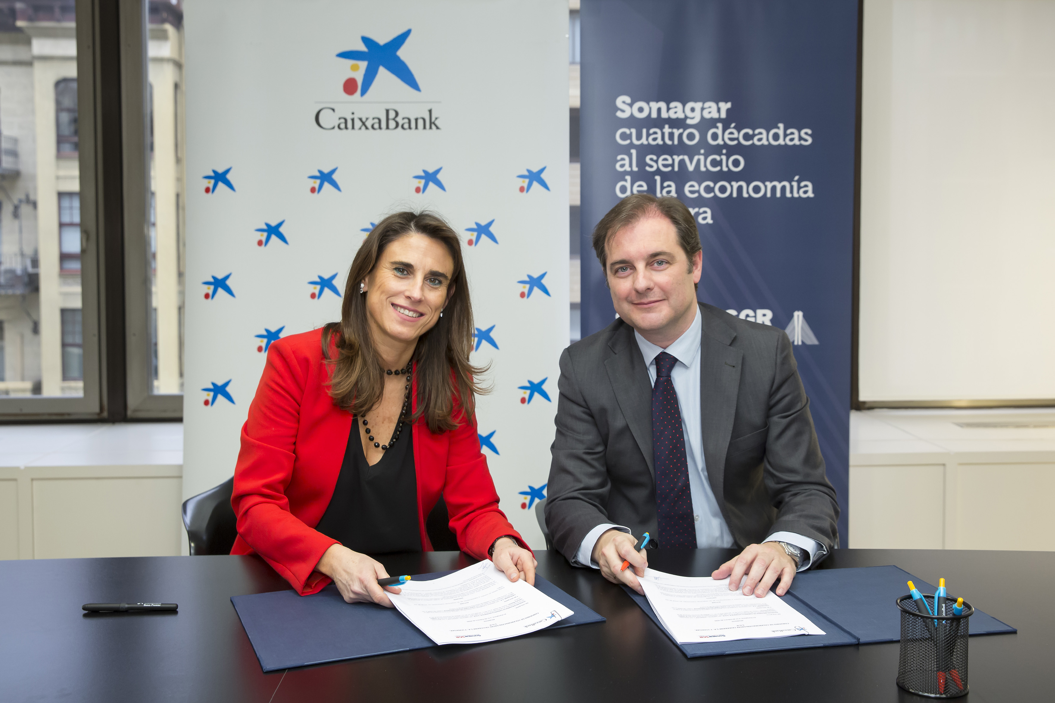 Isabel Moreno, directora territorial de CaixaBank en Navarra, y Pablo Cámara, director general de Sonagar